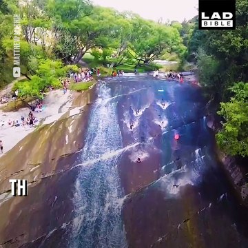 Un toboggan naturel de 60m créé par l'eau sur la roche - Giborne's rere rockslide