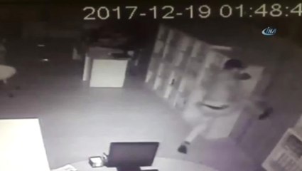 Balyozlu Hırsız Kapıyı Açamayınca Tekmeledi