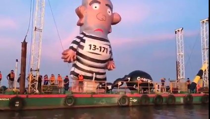 Pixuleco chega a Porto Alegre de balsa para acompanhar o julgamento de Lula