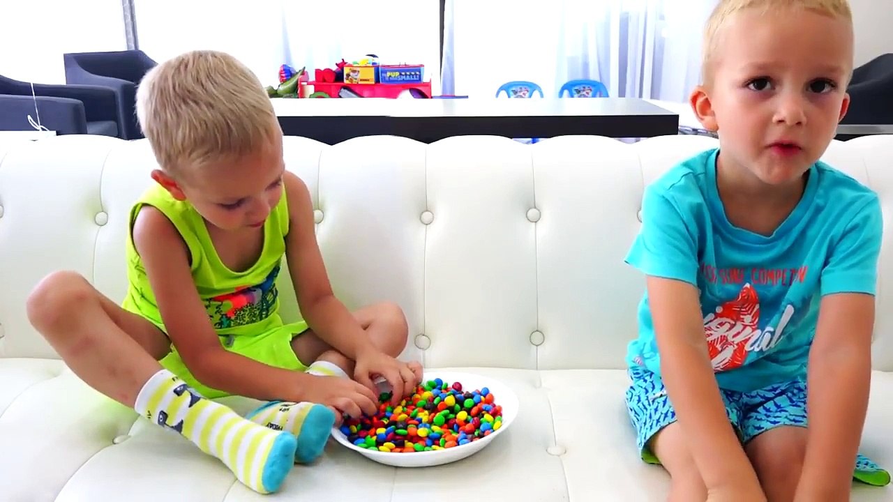 Bad Baby Близнецы разыграли Маму! Twins Prank Mommy ⁄ Shark Attack Kids Compilation