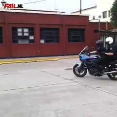 Des policiers en moto font un tour... Oups !