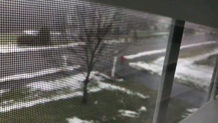 Un bus scolaire glisse sur une route verglacée aux États-Unis