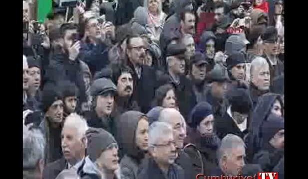 Uğur Mumcu, ölümünün 25. yıldönümünde evinin önünde düzenlenen törenle anıldı