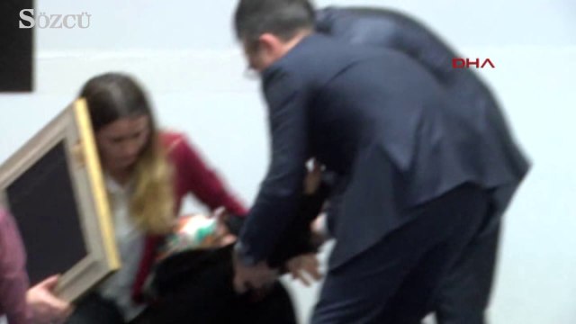 Şehit annesi, madalya alırken bayıldı