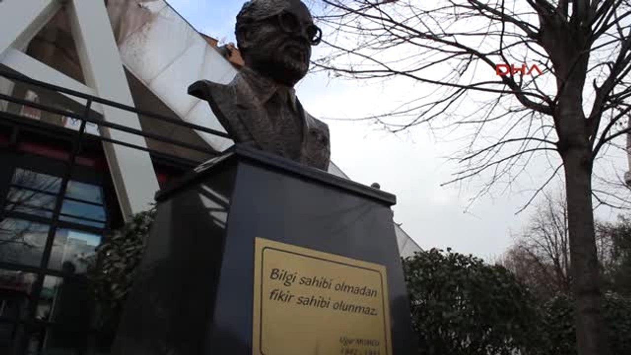 Kocaeli Uğur Mumcu Ölümünün 25'inci Yılında İzmit'te Adını Taşıyan Uğur Mumcu Parkı'nda Törenle...