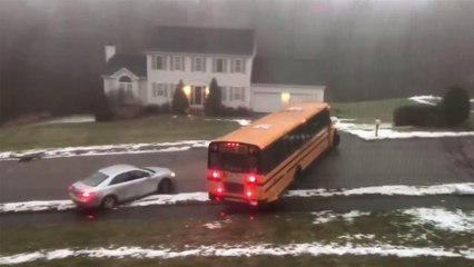 Un bus scolaire glisse sur une route verglacée