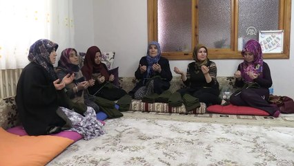 Mehmetçik için atkı ve bere örüyorlar - KONYA