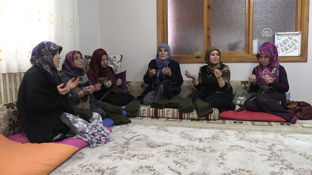 Mehmetçik için atkı ve bere örüyorlar - KONYA