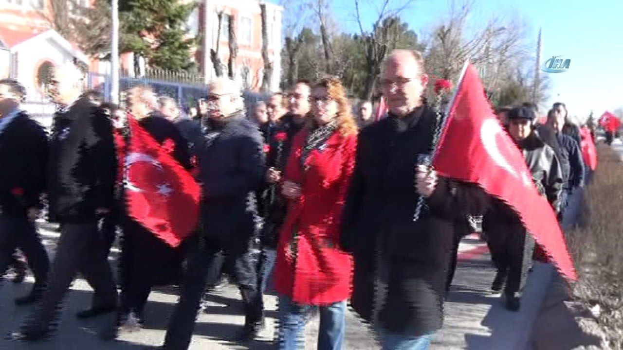 Uğur Mumcu Edirne'de karanfillerle anıldı