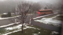Ce bus scolaire perd tout controle et glisse sur une route verglacée