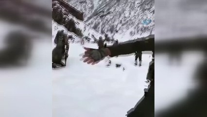 Türk pilot askerleri böyle selamladı