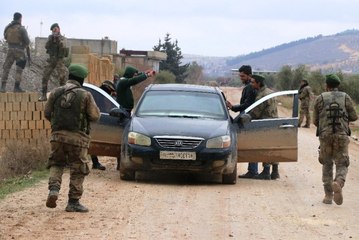 Azez Bölgesinde Öso Askerleri Sıkı Denetim Yapıyor