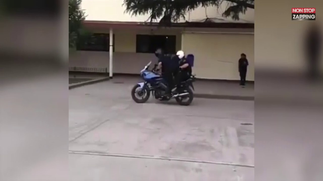 Sur sa moto, un policier veut échanger sa place avec son passager et échoue lourdement (vidéo)