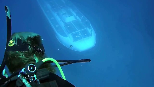 Un plongeur film un sous-marin passer juste sous ses pieds!