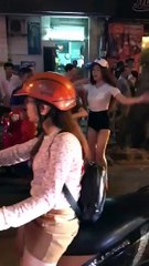 Em gái xinh bị tuột quần khi đi bão U23 Việt Nam chiến thắng