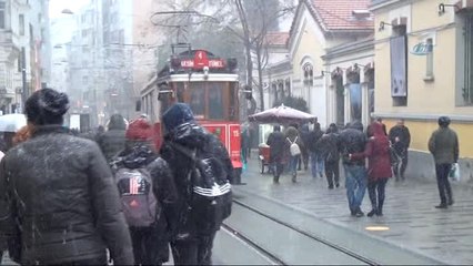 下载视频: Taksim'de Bir Yanda Kar Diğer Yanda Güneş