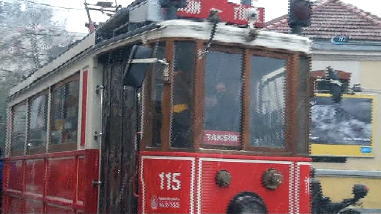 Taksim’de bir yanda kar diğer yanda güneş