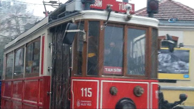 Taksim’de bir yanda kar diğer yanda güneş