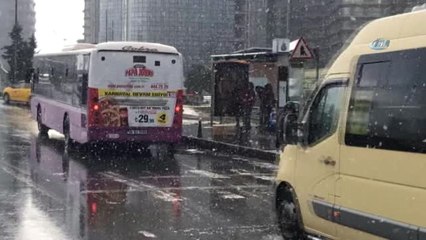 Kar Yağışından Sonra Ana Arterlerde Trafik Yoğunluğu
