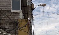 Cables de energía eléctrica ponen en peligro a transeúntes  de la Isla Trinitaria, sur de Guayaquil