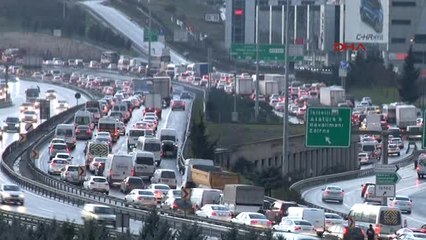 İstanbul'da Kar Trafik Yoğunluğu Yüzde 76 Seviyesinde
