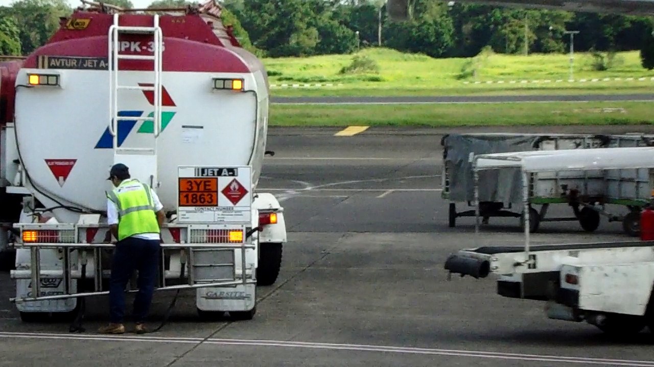 VIRAL - The Way An Airplane Fills The Fuel