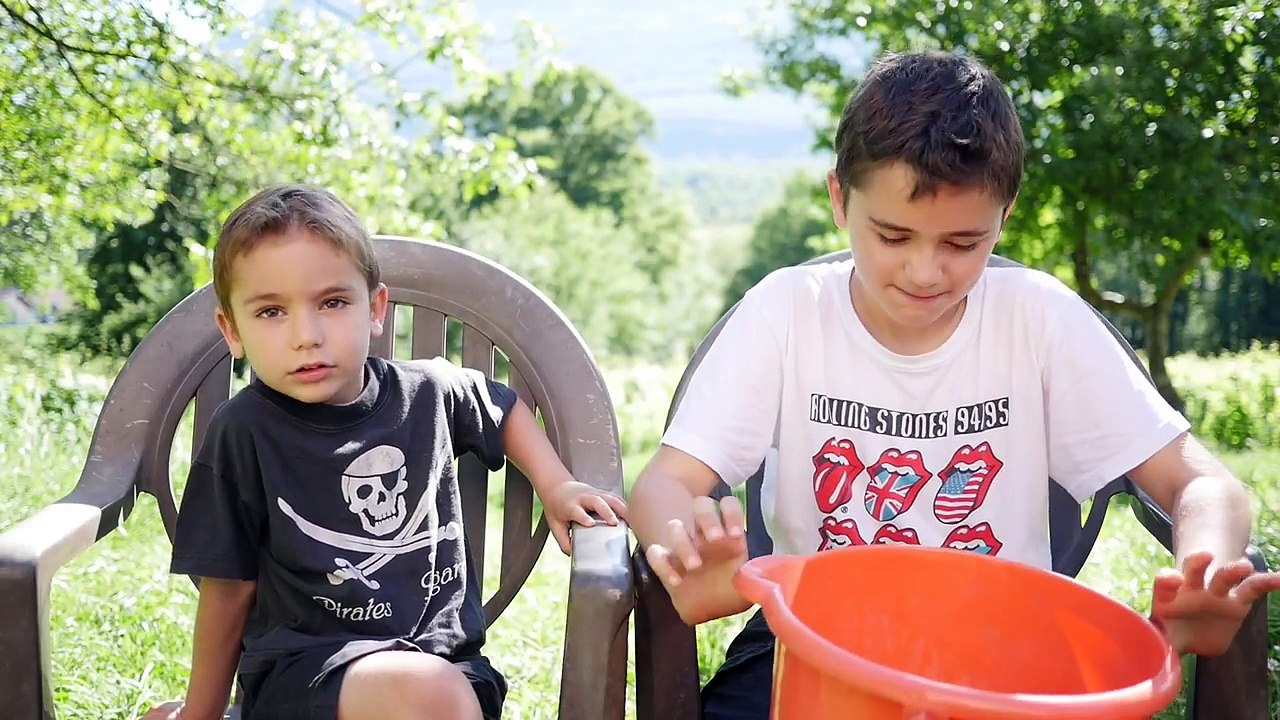 SLIME BUCKET CHALLENGE !!! Une Douche de Slime pour Swan & Néo :)