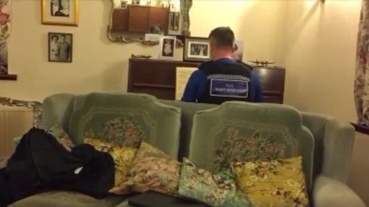 Un policier joue du piano pour consoler une victime d'un cambriolage