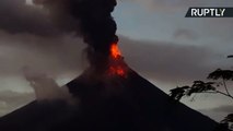 El volcán Mayón escupe lava durante una violenta erupción