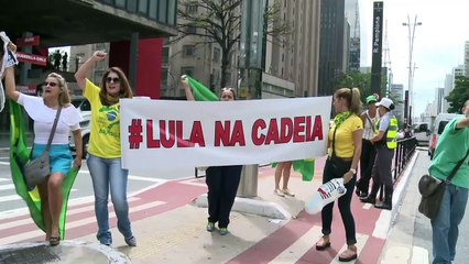 Manifestantes pedem prisão de Lula