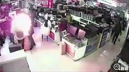 Ce débile mort dans une batterie de portable... Il aurait pas du!