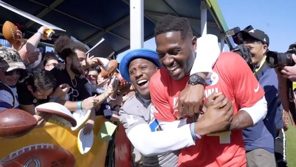 Rhodes sneaks up on A.B. signing autographs at Pro Bowl practice