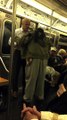 Cet homme courageux ne se laisse pas faire face à une racaille dans le métro de New York! Bravo