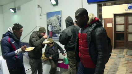 Migrant hopes for France freeze on Italian mountain trail