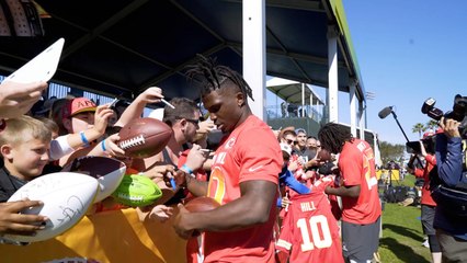 Tyreek Hill, Kareem Hunt take photos with fans at Pro Bowl practice
