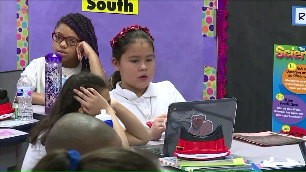 Virtual Reality Takes Students Around the World Without Leaving the Classroom