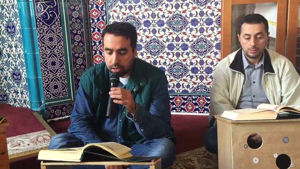 Taastrup Yunus Emre Camii, Danimarka. Ramazan Mukabelesi (2016). Okuyan Hafiz Metin Demirtas. Talak (10-12) ve Tahrim (1-7) sureleri. Mukabele dinle. Mukabele takip et. Mukabele izle. Mukabele görüntülü. Ramazan mukabelesi nedir. Ramazan mukabelesi dinle