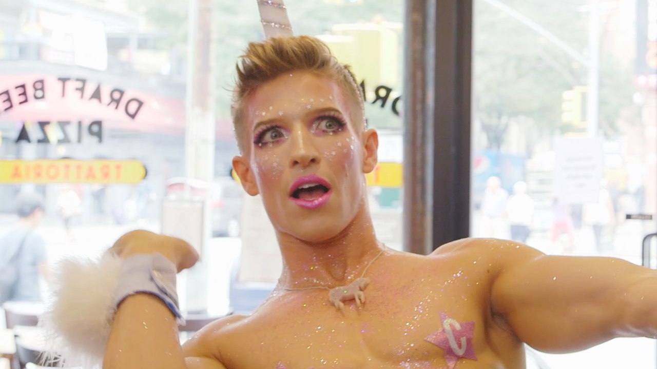 Glitter Fantasy Makes a Unicorn Pizza