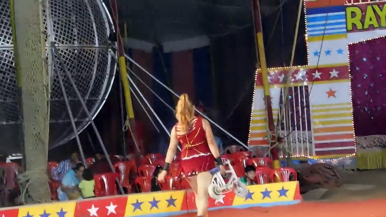 இணையத்தில் வைரலாகும் இந்தப் பெண் செய்யும் வேலையைப் பாருங்கள்!