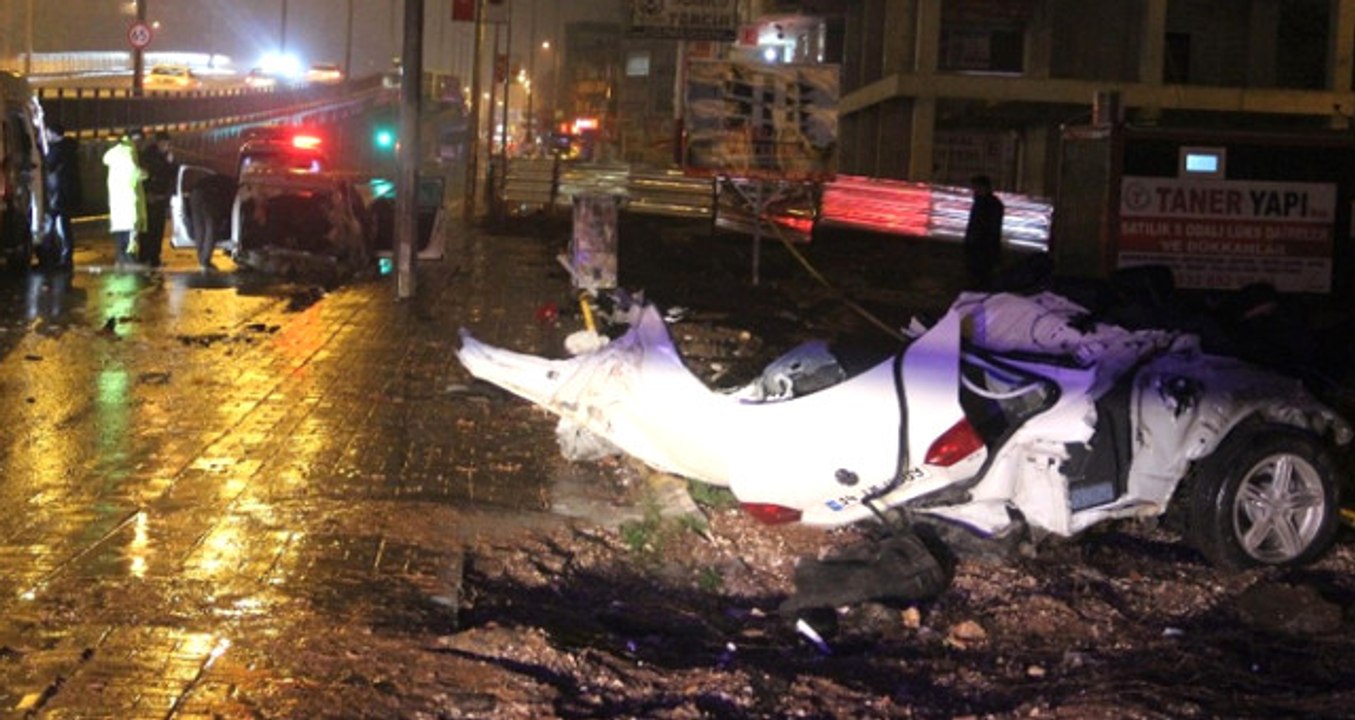 Köprünün Demir Korkuluklarına Çarpan Otomobil İkiye Bölündü: 1 Ölü, 2 Yaralı