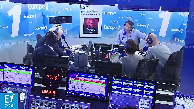 Katia Conf-call, l'attachée de presse du présidentt Macron à Davos : Fais chier, y'a Manu qui nous a retrouvés, il a fait un speech en Anglais à 300 cravateux, il se sent plus !