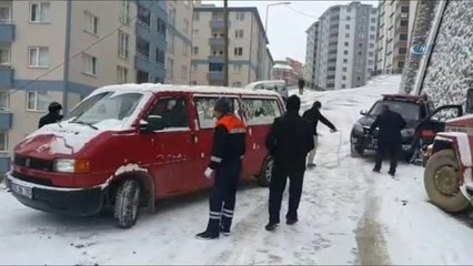 Buzlanmanın Oluştuğu Yolda Kayan Araç İstinat Duvarının Kenarında Güçlükle Durabildi