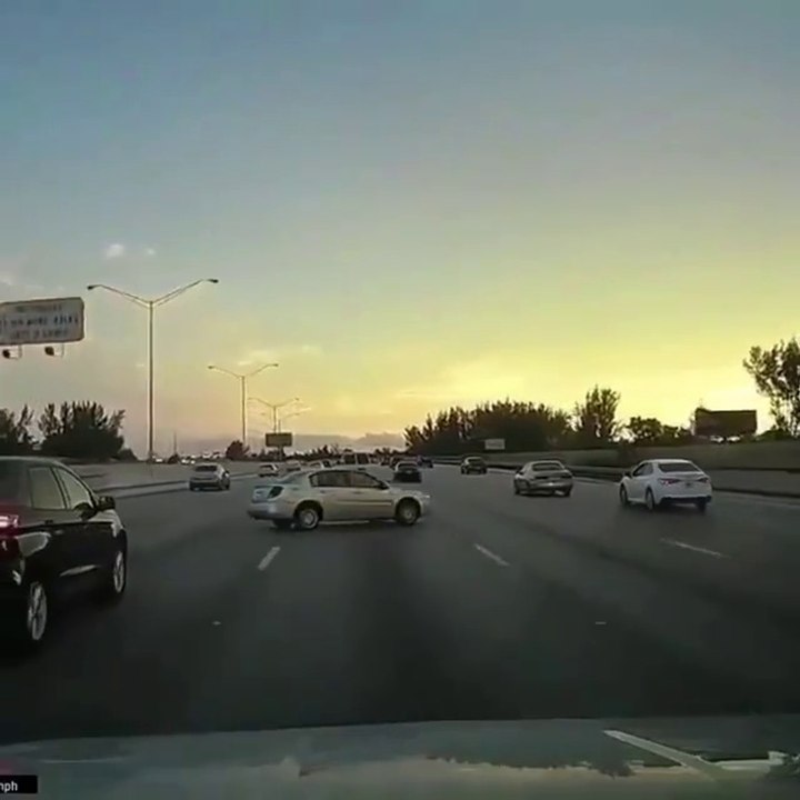 Ce conducteur va réussir l'impossible en pleine autoroute... Dingue