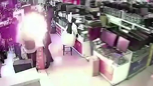 Il mord dans une batterie