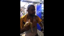 Cet homme gobe sa banane en une seule fois
