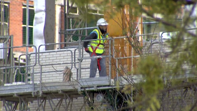 El paro baja en 471.100 personas y se crean 490.300 empleos