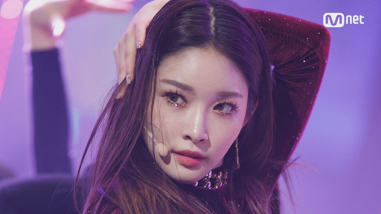 ′1위 후보′ 자체발광 ′청하′의 ′Roller Coaster′ 무대