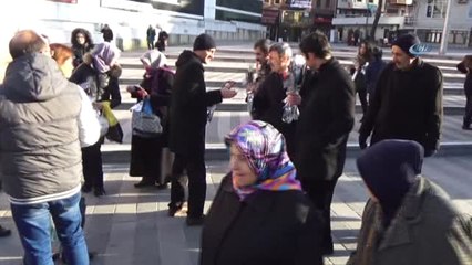 Suriyeliler, Zeytin Dalı Harekatı İçin Gül Dağıttı