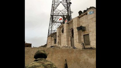 Mehmetçik teröristleri temizleyip Türk bayrağını astı