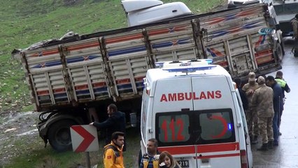 Tır dorsesine çarpan kamyon sürüklendi: 2 ölü, 4 yaralı